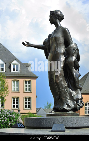 Statua della Granduchessa Charlotte / Grande-Duchesse de Luxembourg nel luogo Clairefontaine nella città di Lussemburgo Foto Stock