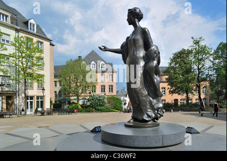 Statua della Granduchessa Charlotte / Grande-Duchesse de Luxembourg nel luogo Clairefontaine nella città di Lussemburgo Foto Stock