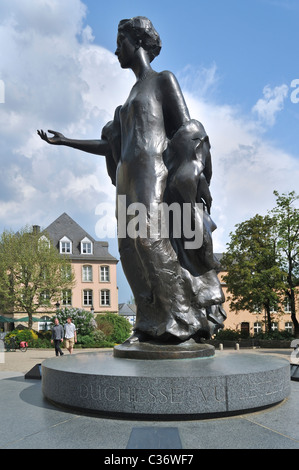 Statua della Granduchessa Charlotte / Grande-Duchesse de Luxembourg nel luogo Clairefontaine nella città di Lussemburgo Foto Stock