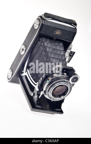 Antique Zeiss Super Ikonta medio formato fotocamera a soffietto su bianco Foto Stock