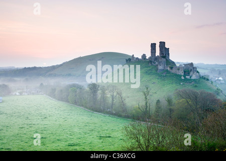 Corfe Castle di sunrise, Dorset, Regno Unito Foto Stock
