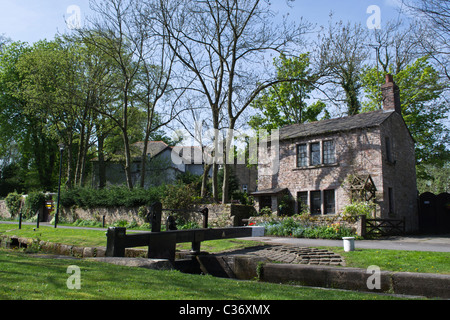 A lato del canale di gate di bloccaggio e bloccare i detentori cottage marple cheshire Foto Stock