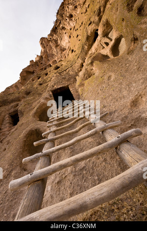 Scaletta in legno che conduce all'astragalo case, Native American cliff abitazione a Bandelier National Monument in New Mexico, negli Stati Uniti. Foto Stock