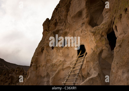 Scaletta in legno che conduce all'astragalo case, Native American cliff abitazione a Bandelier National Monument in New Mexico, negli Stati Uniti. Foto Stock