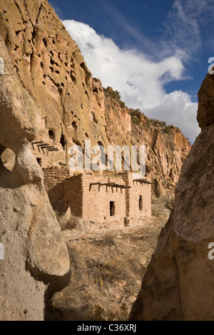 L'astragalo case, Native American cliff abitazione a Bandelier National Monument in New Mexico, negli Stati Uniti. Foto Stock