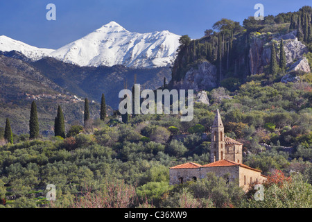 Kardamili chiesa con Taigetos montagne dietro Foto Stock