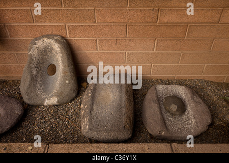 Antichi indiani Sinagua metates (o pietre mealing) all'ingresso del Castello di Montezuma monumento nazionale, Arizona, Stati Uniti. Foto Stock