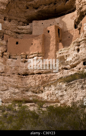 Il castello di Montezuma, una camera 20 di cinque piani di cliff abitazione costruita dalla preistoria indiani Sinagua nel 1150 CE, Arizona, Stati Uniti. Foto Stock