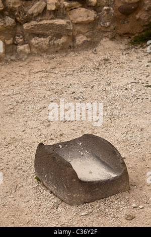 Antichi indiani Sinagua metate (o pietra mealing) davanti a 'Castello un' a Montezuma Castle National Monument, Arizona, Stati Uniti. Foto Stock