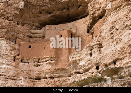 Il castello di Montezuma, una camera 20 di cinque piani di cliff abitazione costruita dalla preistoria indiani Sinagua nel 1150 CE, Arizona, Stati Uniti. Foto Stock