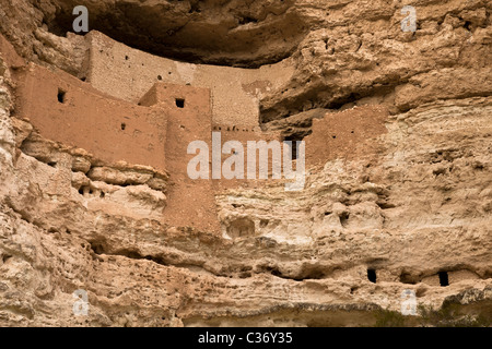 Il castello di Montezuma, una camera 20 di cinque piani di cliff abitazione costruita dalla preistoria indiani Sinagua nel 1150 CE, Arizona, Stati Uniti. Foto Stock