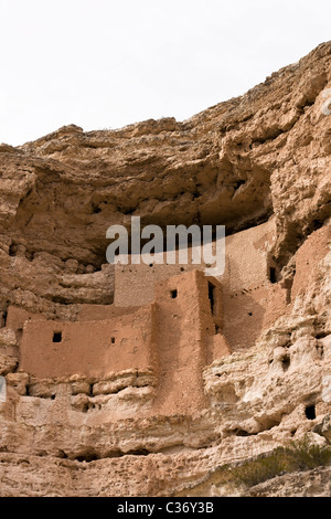 Il castello di Montezuma, una camera 20 di cinque piani di cliff abitazione costruita dalla preistoria indiani Sinagua nel 1150 CE, Arizona, Stati Uniti. Foto Stock