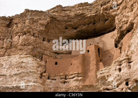 Il castello di Montezuma, una camera 20 di cinque piani di cliff abitazione costruita dalla preistoria indiani Sinagua nel 1150 CE, Arizona, Stati Uniti. Foto Stock