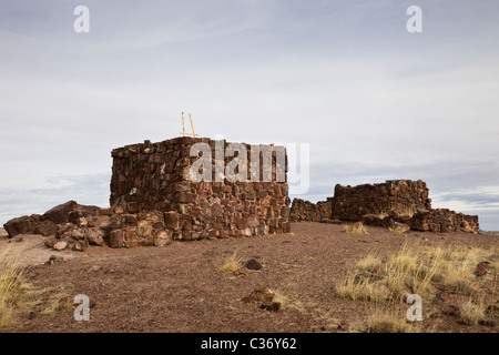 Casa di agata Pueblo realizzata in legno pietrificato, Araucarioxylon arizonicum, nel Parco Nazionale della Foresta Pietrificata, STATI UNITI D'AMERICA. Foto Stock