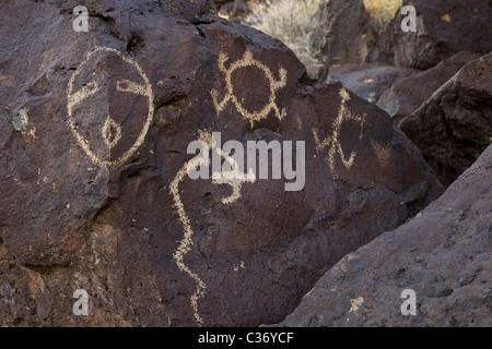 Native American incisioni rupestri in Rinconada Canyon presso Petroglyph National Monument, Albuquerque, Nuovo Messico, Stati Uniti d'America. Foto Stock