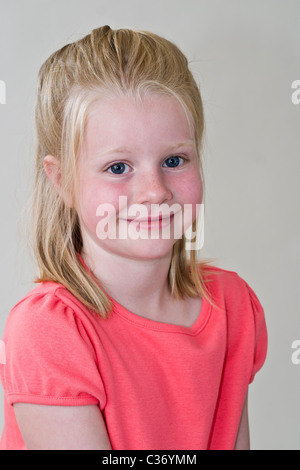 Giovane ragazza sorridente 5-6 anno vecchia ragazza. Signor © Myrleen Pearson Foto Stock
