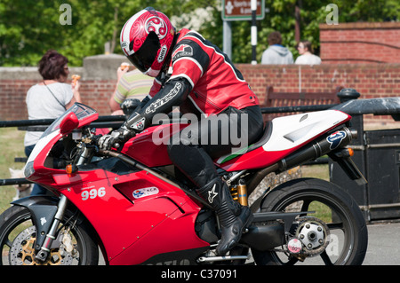 Motociclista su una persona che guida Red Desmoquattro Ducati Moto Foto Stock