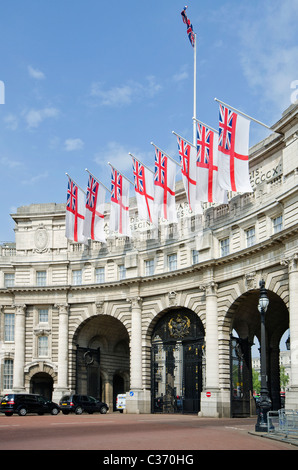 Union Jack Flag di svolazzamento nella Admiralty Arch sul Mall, London, Regno Unito Foto Stock