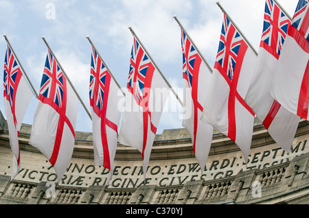 Union Jack Flag di svolazzamento nella Admiralty Arch sul Mall, London, Regno Unito Foto Stock