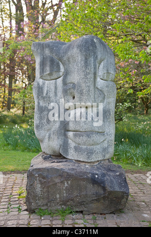 Ronald Rae la scultura di granito di Edessa Messia, uno dei cinque opere sul tema del tragico sacrificio di Chris nei giardini del Parco Rozelle Ayr Foto Stock
