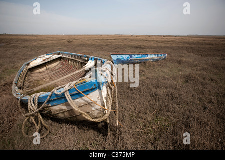 Due barche giacente arenarsi sulle barene presso la Costa North Norfolk Foto Stock