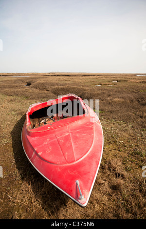 Una barca abbandonata sulle barene vicino a Burnham Deepdale in North Norfolk, Regno Unito Foto Stock