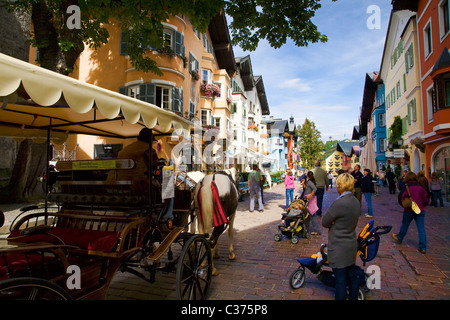 Strada principale area dello shopping in Kitzbuhel Austria Foto Stock