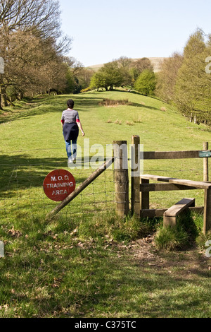 Sentiero pubblico attraverso la zona di addestramento militare, Holcombe, West Pennines, Bury, Lancashire, Regno Unito Foto Stock