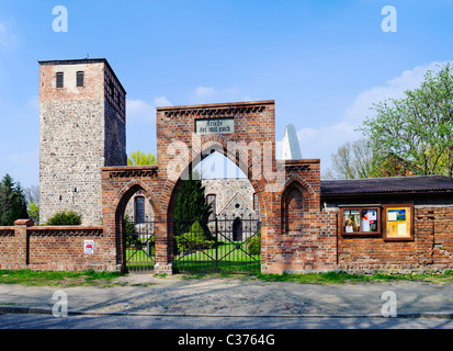 Rovine della chiesa nella Beiersdorf, Maerkisch-Oderland district, Brandeburgo, Germania, Europa Foto Stock