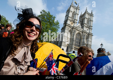 Il matrimonio di S.A.R. il principe William e Kate Middleton è guardata da folle immense molti dei quali hanno dormito fuori la sera prima Foto Stock