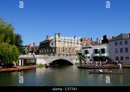 Punting presso il Mulino stagno da Silver Street Bridge, Cambridge, Inghilterra, Regno Unito Foto Stock