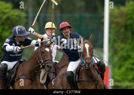 Giocatori di polo dalla stessa squadra a caccia di sfera Foto Stock