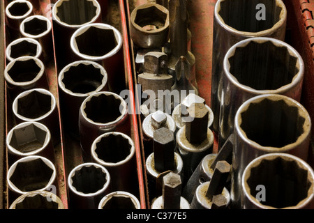 Close-up fotografia macro di un meccanico di strumenti in una cassetta portautensili Foto Stock