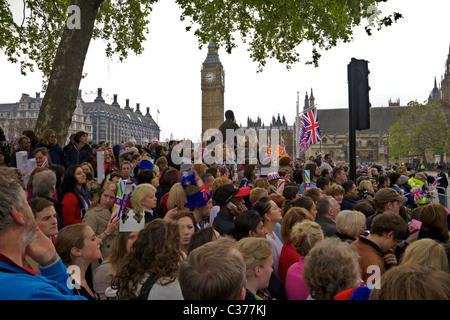 La folla raccolta a Westminster Abbey per un Royal Wedding, Londra Foto Stock