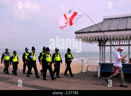 Regno Unito, Dorset, Inglese Lega di difesa (EDL) rally a Weymouth Dorset, per protestare su BBC3 programma 'My fratello islamista' Foto Stock