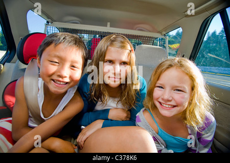 Ai bambini di volti in auto Foto Stock