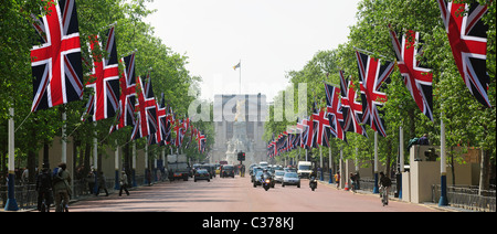 Vista lungo il Mall London foderato con union jack flag Foto Stock