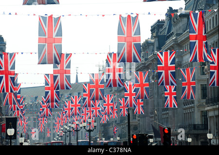 Vista fino a righe di molti union jack flag appeso sopra Regent Street London Foto Stock