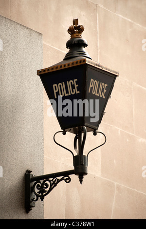 LONDRA, Regno Unito - 17 APRILE 2011: Lanterna di lampada blu di polizia vecchio stile fuori dalla stazione di polizia a Bishopsgate Foto Stock