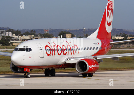 Air Berlin Boeing 737-700 rullaggio per la partenza da Malta Foto Stock