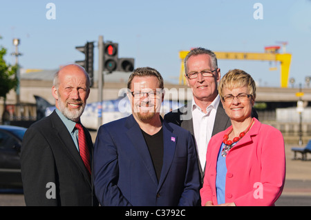 Eddie Izzard con i politici locali David Ford (Alleanza), Gerry Kelly (Sinn Fein) e Margaret Richie (SDLP) a Belfast durante la campagna per le persone a votare sì al voto alternativo Foto Stock