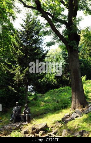 Monumento a Josyp Bokshay e Adalberto Erdery, leader di Transcarpazia scuola di pittura, Uzhhorod, Ucraina occidentale Foto Stock