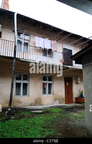 Pioggia, cortile interno, Stryi, Ucraina occidentale Foto Stock