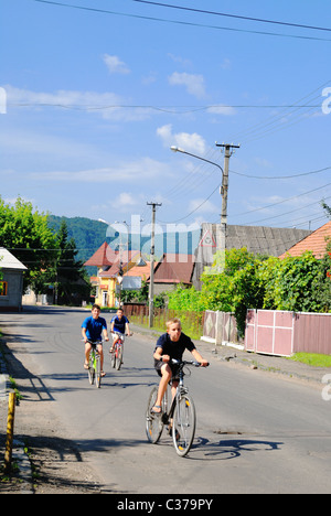 Ragazzi in sella moto, Khust, Ucraina Foto Stock