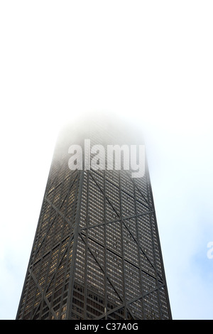 Un ampio angolo di visione di Chicago John Hancock Center (completato nel 1970), il suo top stories oscurata da nuvole Foto Stock