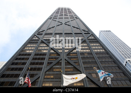 Un ampio angolo di visione di Chicago John Hancock Center (completato nel 1970), il suo top stories oscurata da nuvole Foto Stock