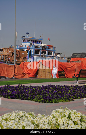 Il carico delle merci sul Dhow Trading sul Dubai Creek, Deira, Dubai, Emirati Arabi Uniti Foto Stock