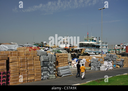 Il carico delle merci sul Trading Dhow sul Dubai Creek, Deira, Dubai, Emirati Arabi Uniti Foto Stock