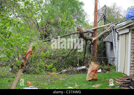 SAINT LOUIS, Missouri - 23 aprile: case danneggiate con tarp-tetti coperti dopo il tornado ha colpito il Maryland Heights area su Venerdì Foto Stock