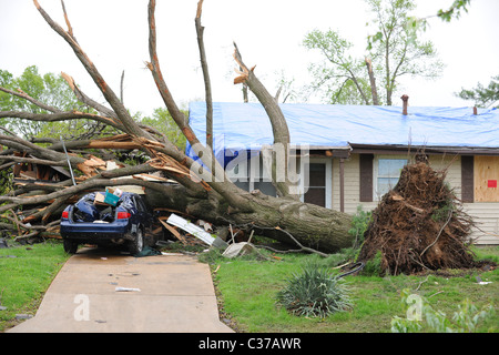 SAINT LOUIS, Missouri - 23 aprile: case danneggiate mostrano tarp-tetti coperti dopo il tornado ha colpito il Maryland Heights area su Venerdì Foto Stock